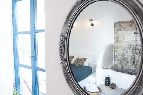 Signature Double Room, 1 Queen Bed | In-room safe, free WiFi, bed sheets