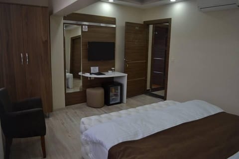 Suite | Minibar, blackout drapes, WiFi (free), bed sheets