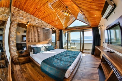 Deluxe Loft, Sea View | In-room safe, free WiFi