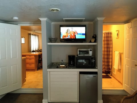 Kitchenette and extra TV in Bedroom 1.