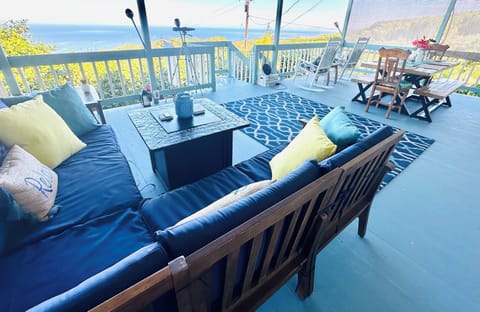 Well-outfitted peaceful lanai with amazing ocean views. 