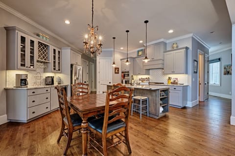 Eat-in Kitchen/Breakfast table