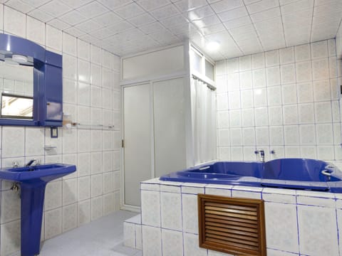 Superior Room | Bathroom | Shower, towels, soap, shampoo