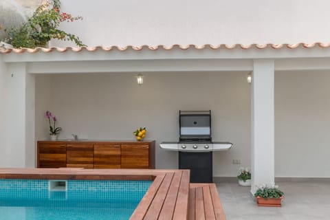 House with pool in the heart of the city