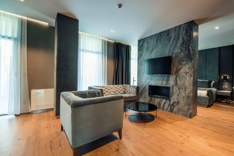 Exclusive Suite | Living area | Flat-screen TV