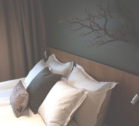 Individually decorated, desk, blackout drapes, free WiFi