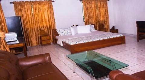 Executive Room | Desk, WiFi (free), bed sheets