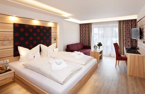 Comfort Plus Double Room | Hypo-allergenic bedding available, minibar, in-room safe, desk