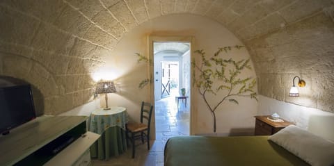 Double Room | Minibar, in-room safe, desk, iron/ironing board