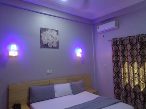 Executive Room | Desk, WiFi (free), bed sheets