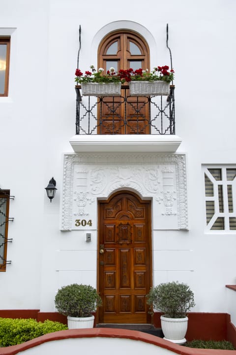 Deluxe Twin Room, City View | Iron/ironing board (on request), WiFi (free), bed sheets