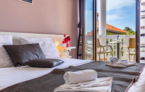 Desk, soundproofing, cribs/infant beds, free WiFi