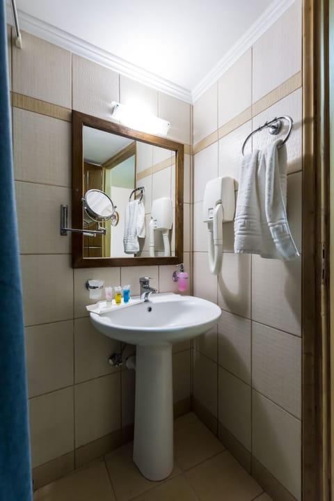 Basic Double or Twin Room, Sea View | Bathroom | Shower, deep soaking tub, rainfall showerhead, free toiletries