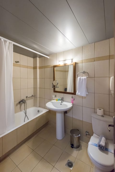 Basic Double or Twin Room, Sea View | Bathroom | Shower, deep soaking tub, rainfall showerhead, free toiletries