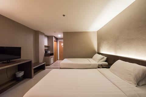 Deluxe Twin Room | In-room safe, desk, free WiFi, wheelchair access