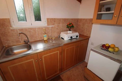 White House Pagoi Apartment Kitchen