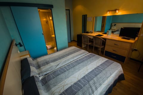 Standard Twin Room | Minibar, in-room safe, individually decorated, individually furnished