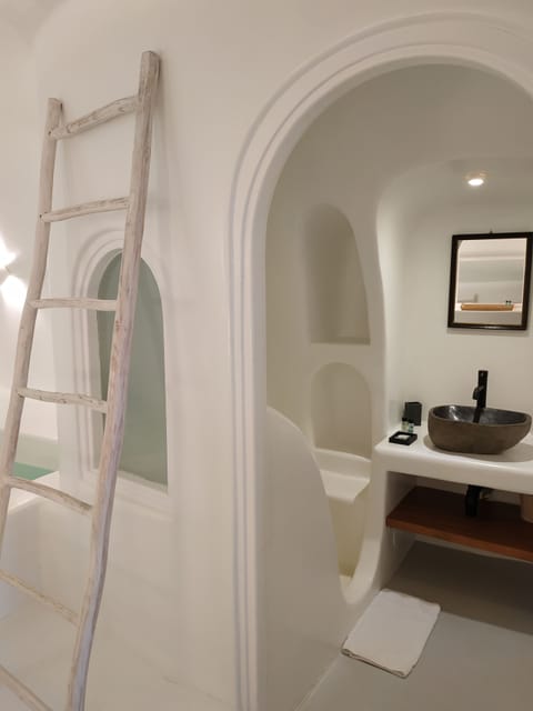 Grand Suite (Indoor Plunge Pool, Caldera View) | Bathroom | Shower, free toiletries, hair dryer, slippers