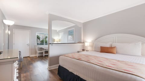 1 Queen Bed + 1 King Bed