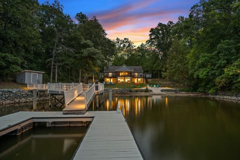 Welcome to Barefoot Cove!Perfect dock for your rental boat or to hop in the lake!