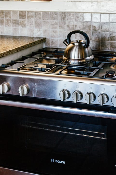 Royal House, 6 Bedrooms, Oceanfront | Shared kitchen facilities | Full-size fridge, microwave, oven, stovetop