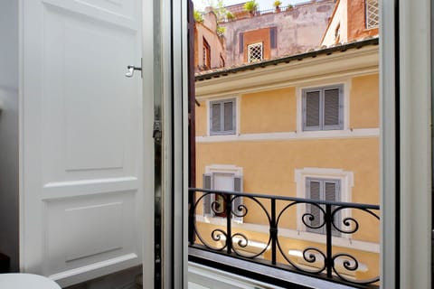 Deluxe Triple Room | In-room safe, individually decorated, individually furnished
