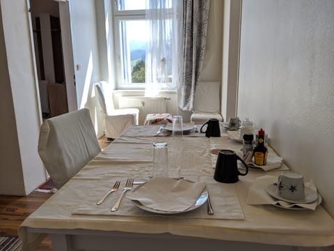 Apartment, Garden View | In-room dining