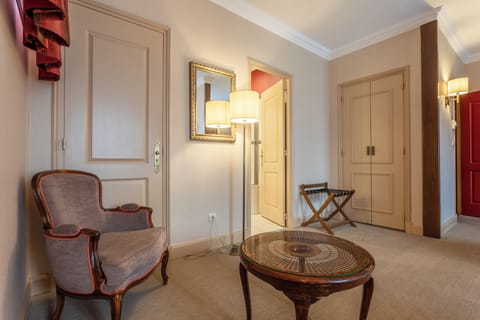 Quadruple Room | In-room safe, desk, iron/ironing board (on request), WiFi (free)