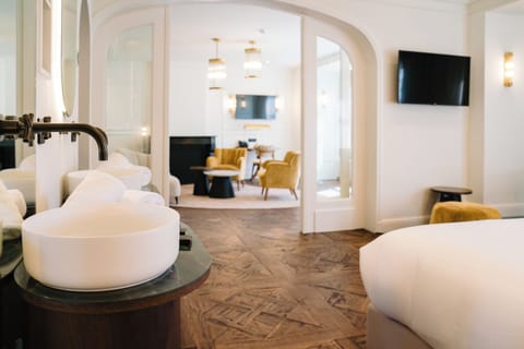 Luxury Suite | Hypo-allergenic bedding, in-room safe, desk, blackout drapes