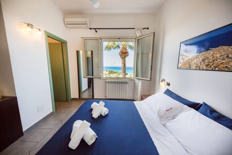 Double Room, Private Bathroom | Hypo-allergenic bedding, down comforters, memory foam beds, in-room safe