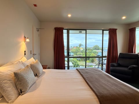 Executive Studio with Spa | Laptop workspace, iron/ironing board, cribs/infant beds, free WiFi