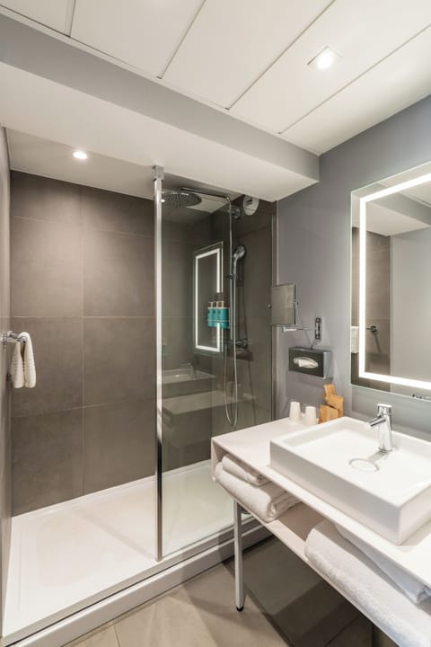 Executive Double Room, 1 Double Bed with Sofa bed, Non Smoking, Balcony | Bathroom | Eco-friendly toiletries, hair dryer, slippers, towels