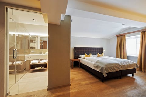 Deluxe Room, 1 Queen Bed | In-room safe, blackout drapes, soundproofing, free WiFi