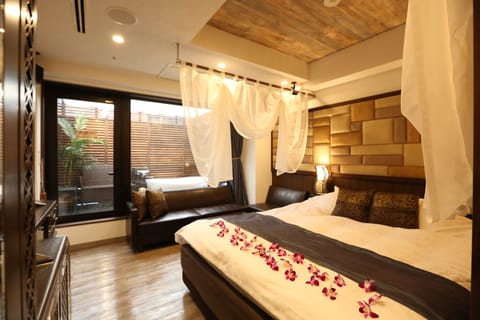 Deluxe Room, Smoking | Down comforters, desk, laptop workspace, soundproofing