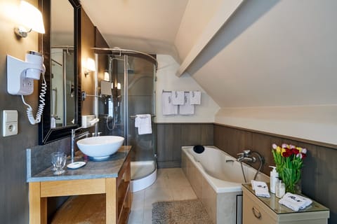 Deluxe Double Room | Bathroom | Free toiletries, towels, soap, shampoo