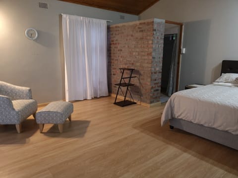 Jen | Individually decorated, individually furnished, laptop workspace