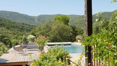 View of the pool to the surrounding hills and vineyards 