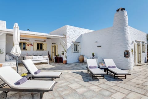 Beachfront villa with stunning sea view . Villa in Paros, Greece
