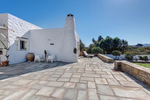 Beachfront villa with stunning sea view . Villa in Paros, Greece