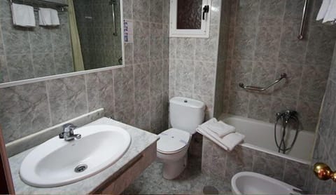 Double Room | Bathroom | Bathtub