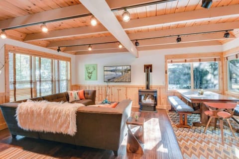 Spacious, cozy, comfortable to enjoy the fire or a movie at the end of the day