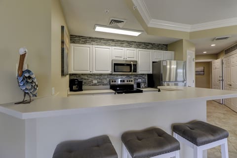 Kitchen w/ Breakfast Bar
