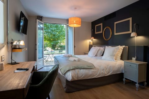 Premium bedding, desk, soundproofing, iron/ironing board