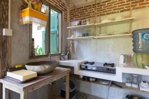 Traditional Bungalow, 1 King Bed, Garden View | Private kitchen | Shared fridge, electric kettle