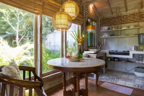 Traditional Bungalow, 1 King Bed, Garden View | In-room safe, desk, free WiFi, bed sheets