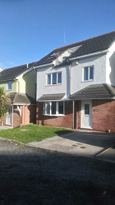 3 storey house with balcony 2 minute walk to Trearddur Bay beach