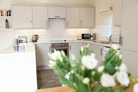 Cottage (Willow) | Private kitchen | Full-size fridge, microwave, oven, stovetop
