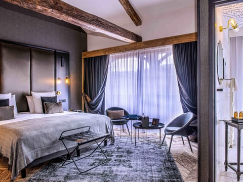 Premium bedding, pillowtop beds, minibar, in-room safe