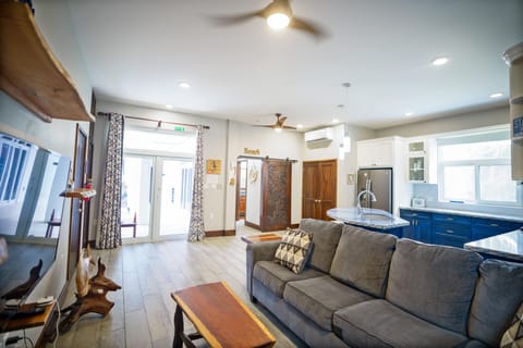 Deluxe Room, 1 Bedroom, Pool View | Living area