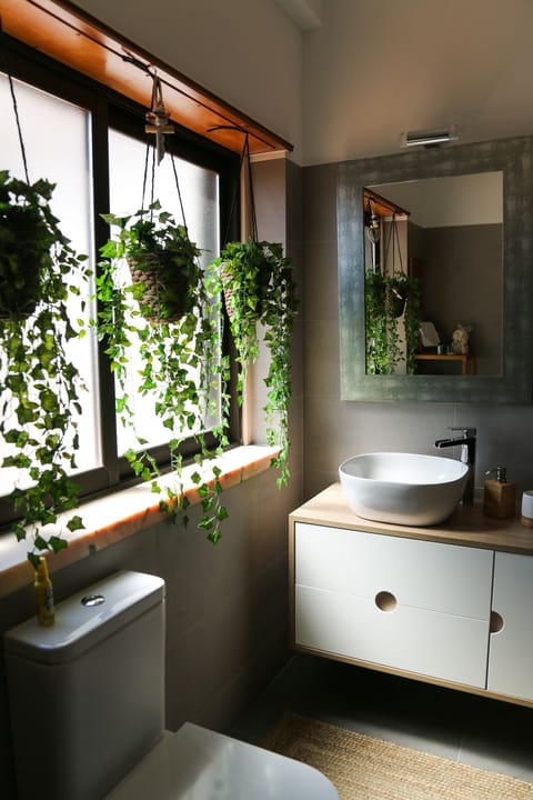 Suite Sintra | Bathroom | Shower, rainfall showerhead, hair dryer, towels